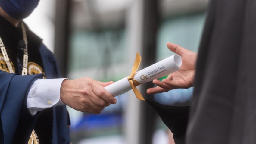 Handing Diploma