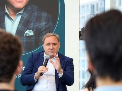 Candid photo of Dmitri Alperovitch (CS 2001, MS InfoSec 2003) speaking to students during a campus visit in 2025. 